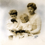 1028 - Mabel LaBarre Straub with Sons Bruce and Franklin